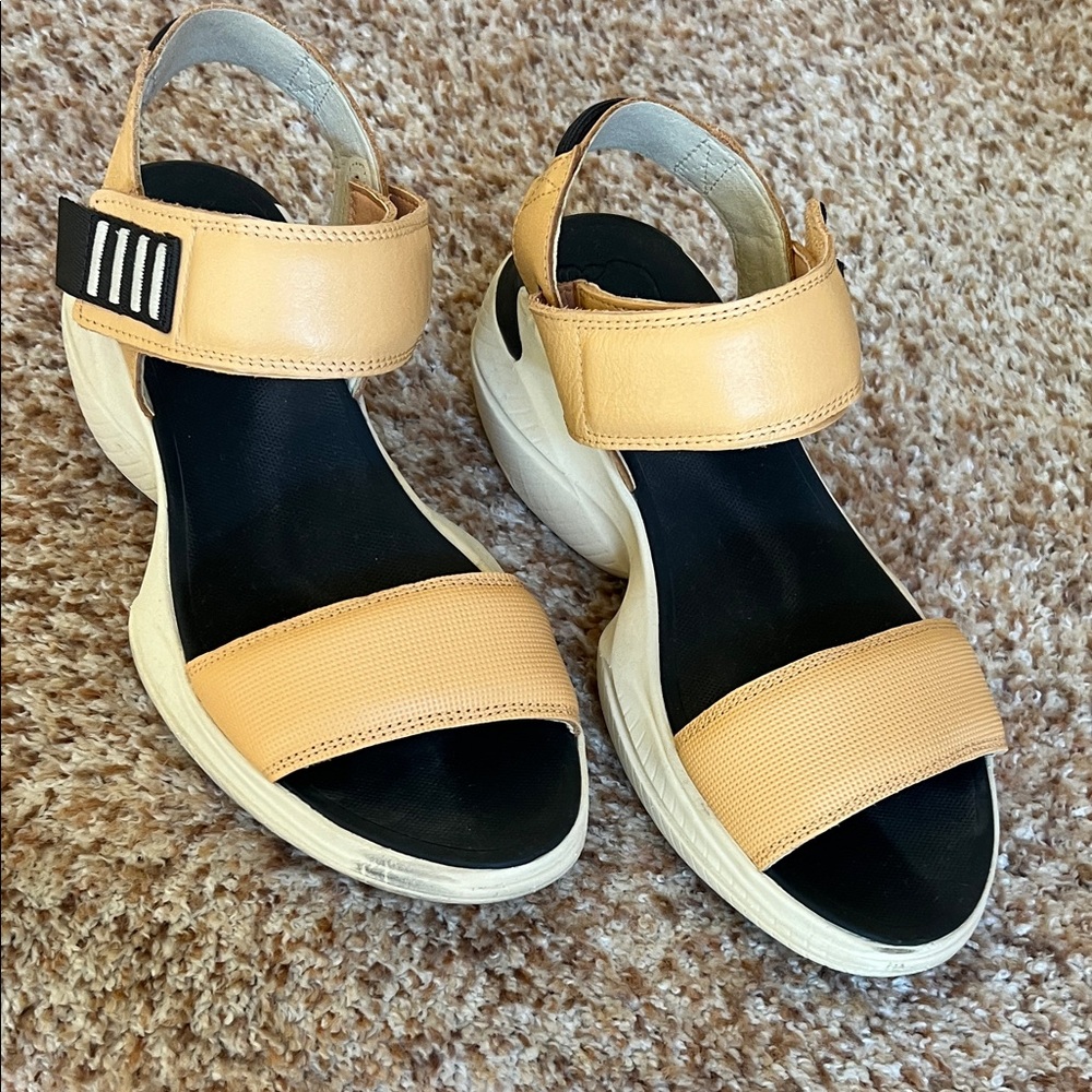 Sorel Tan and Black Women's Sandals - like new
